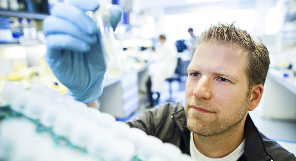 Thijn Brummelkamp in lab onderzoek